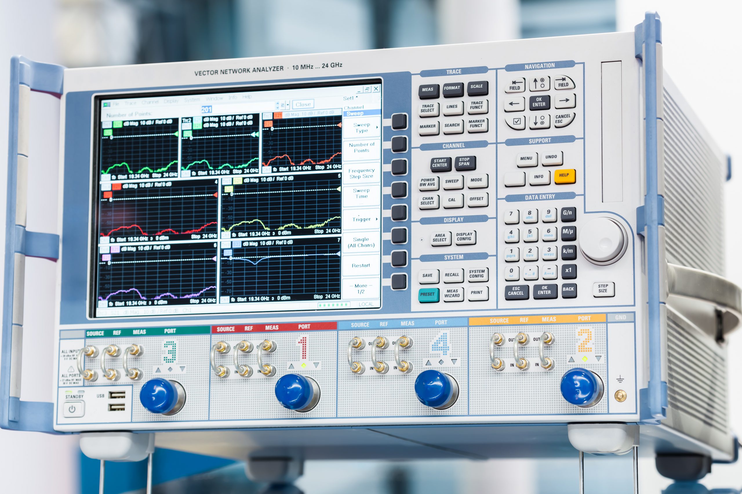 Vector network analyzer for S-parameter measurement