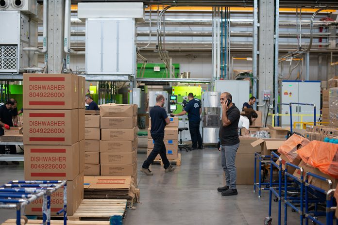 5 Reasons Cobots are Perfect for Consumer Packaged Goods