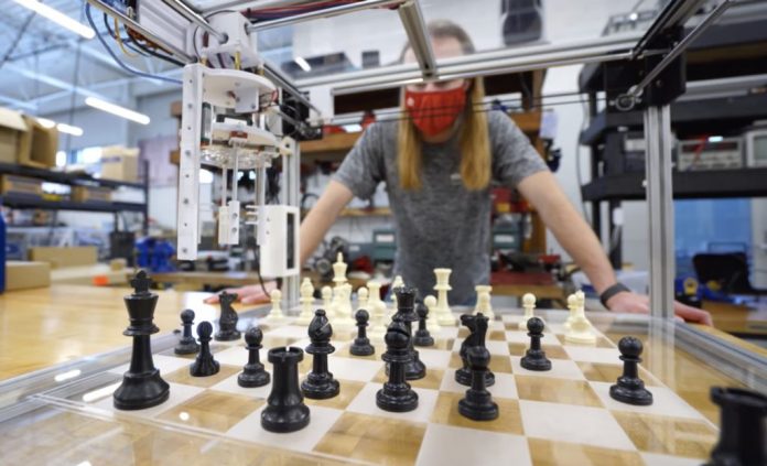 This autonomous chess-playing robot will beat its human opponents nearly every time