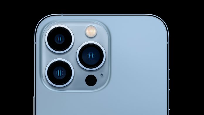 Doctor uses iPhone 13 Pro’s Macro camera to check patients’ eyes
