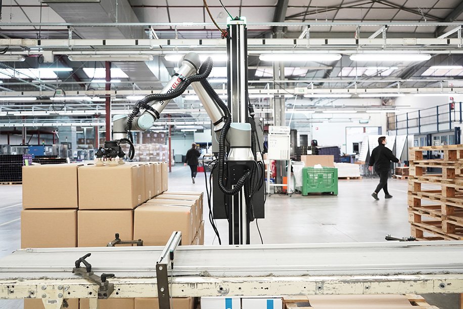 Hyperedge- , PCB Design, Hardware Design, Electronics Design, Cobot from Universal Robots palletizing boxes with the Robotiq Palletizing Solution in Alliora's facility
