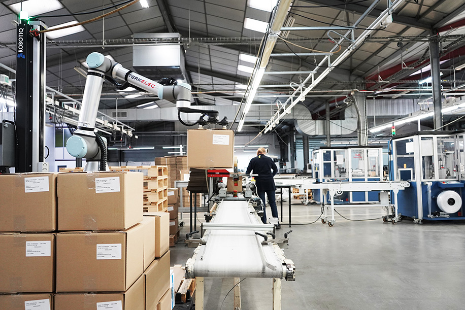 Hyperedge- , PCB Design, Hardware Design, Electronics Design, Cobot from Universal Robots palletizing boxes with the Robotiq Palletizing Solution in Alliora's facility