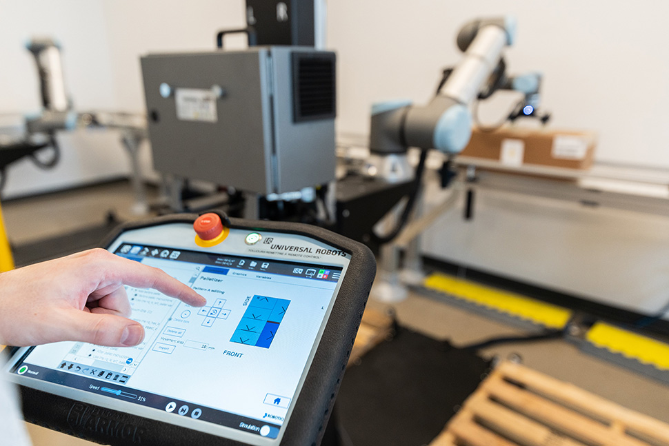 Worker making a robotic program using the Robotiq Palletizing Solution