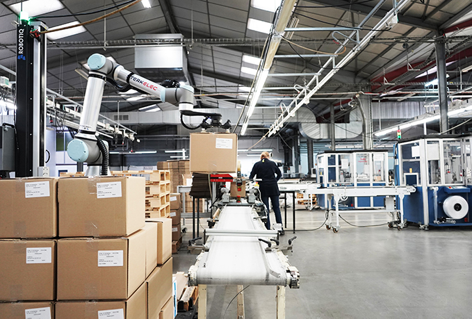 Hyperedge- , PCB Design, Hardware Design, Electronics Design, Worker working in collaboration with a robot to accomplish a palletizing task.