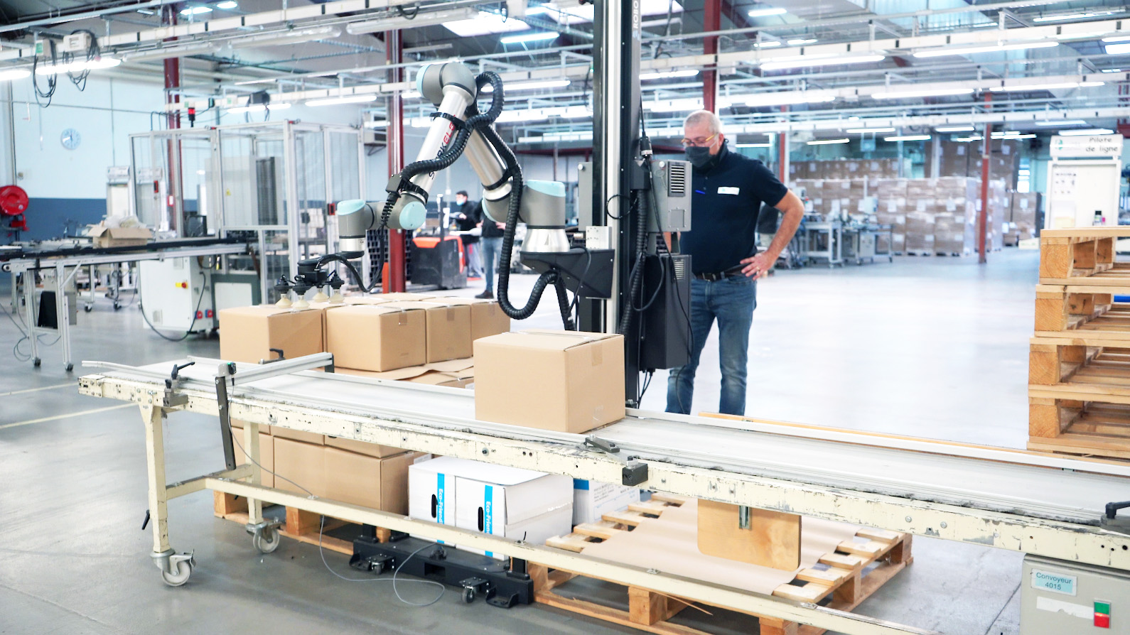 Hyperedge- , PCB Design, Hardware Design, Electronics Design, An operator is setting up the Robotiq Palletizing Solution on the teach pendant.