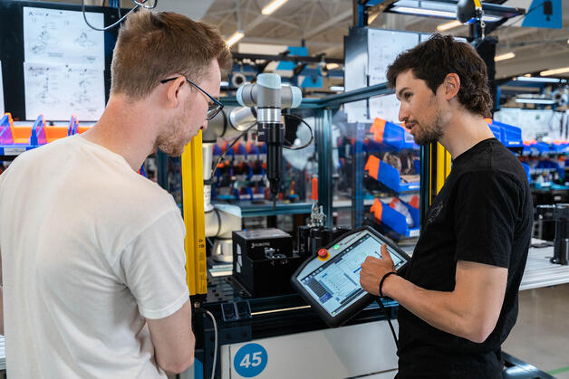 Photo_Screwdriving Solution Operator teaching a collegue