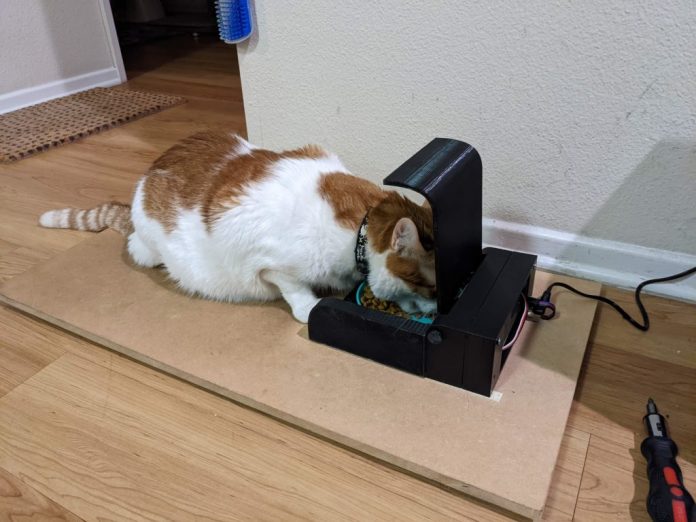 This pet feeder differentiates between animals based on their weight