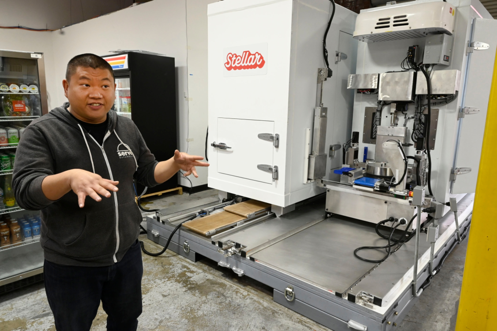 Robot used to make a pizza in 45 seconds